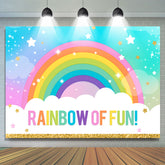 Arc-en-ciel scintillant de plaisir avec toile de fond d'anniversaire d'étoiles